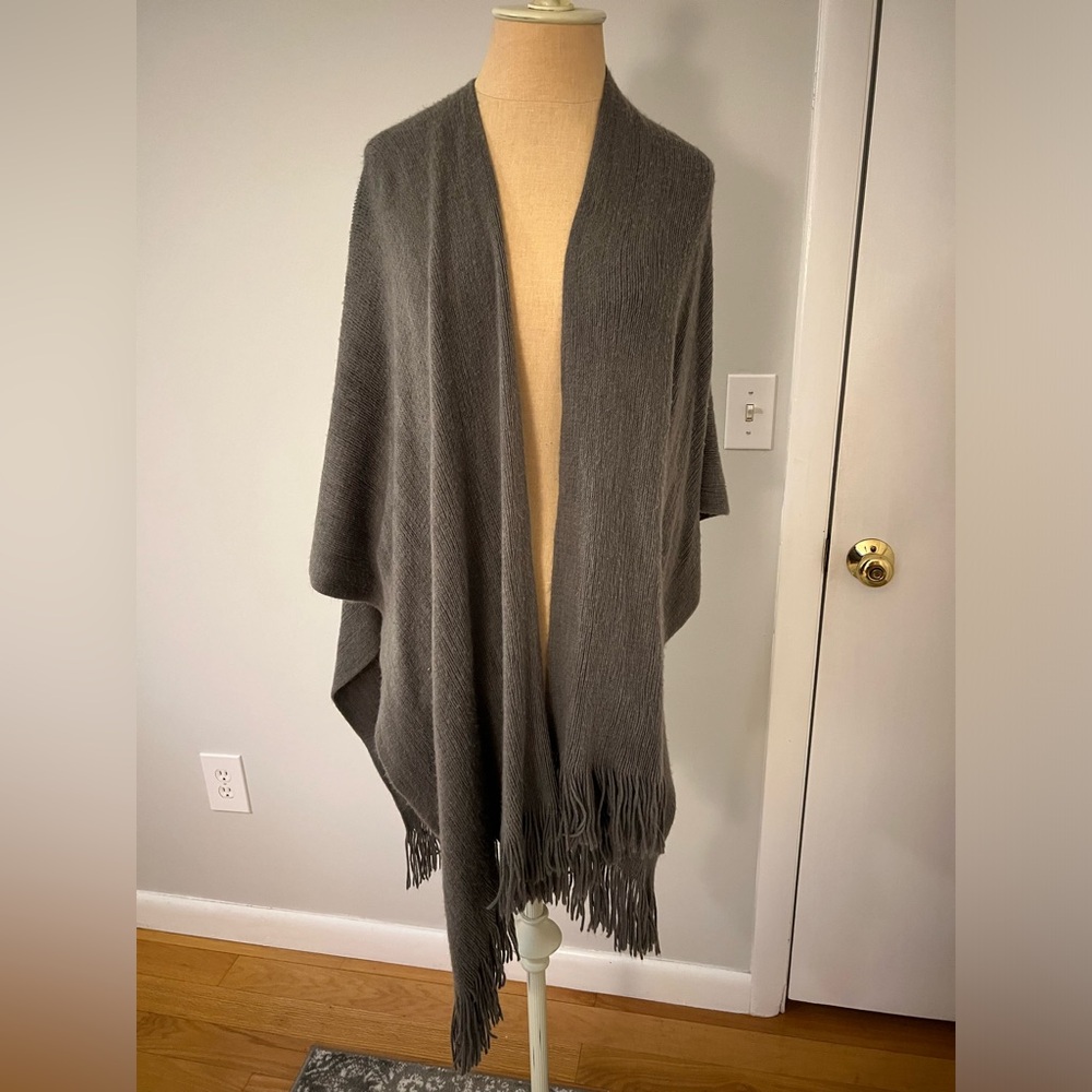 Elegant Gray Fringe Throw